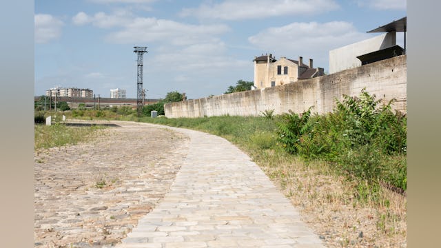 Zicht op de betonnen muur. Beeld Karolina Samborska