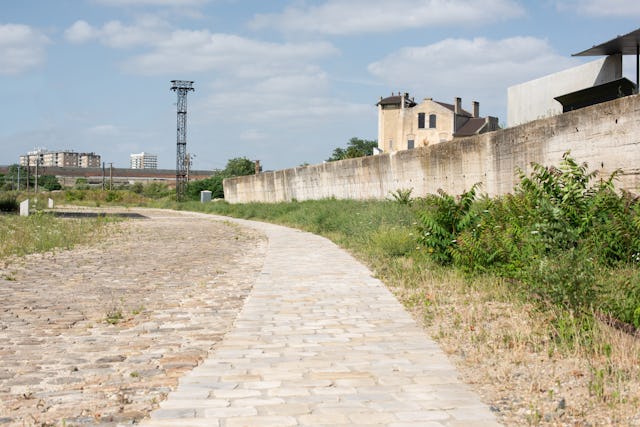 Zicht op de betonnen muur. Beeld Karolina Samborska