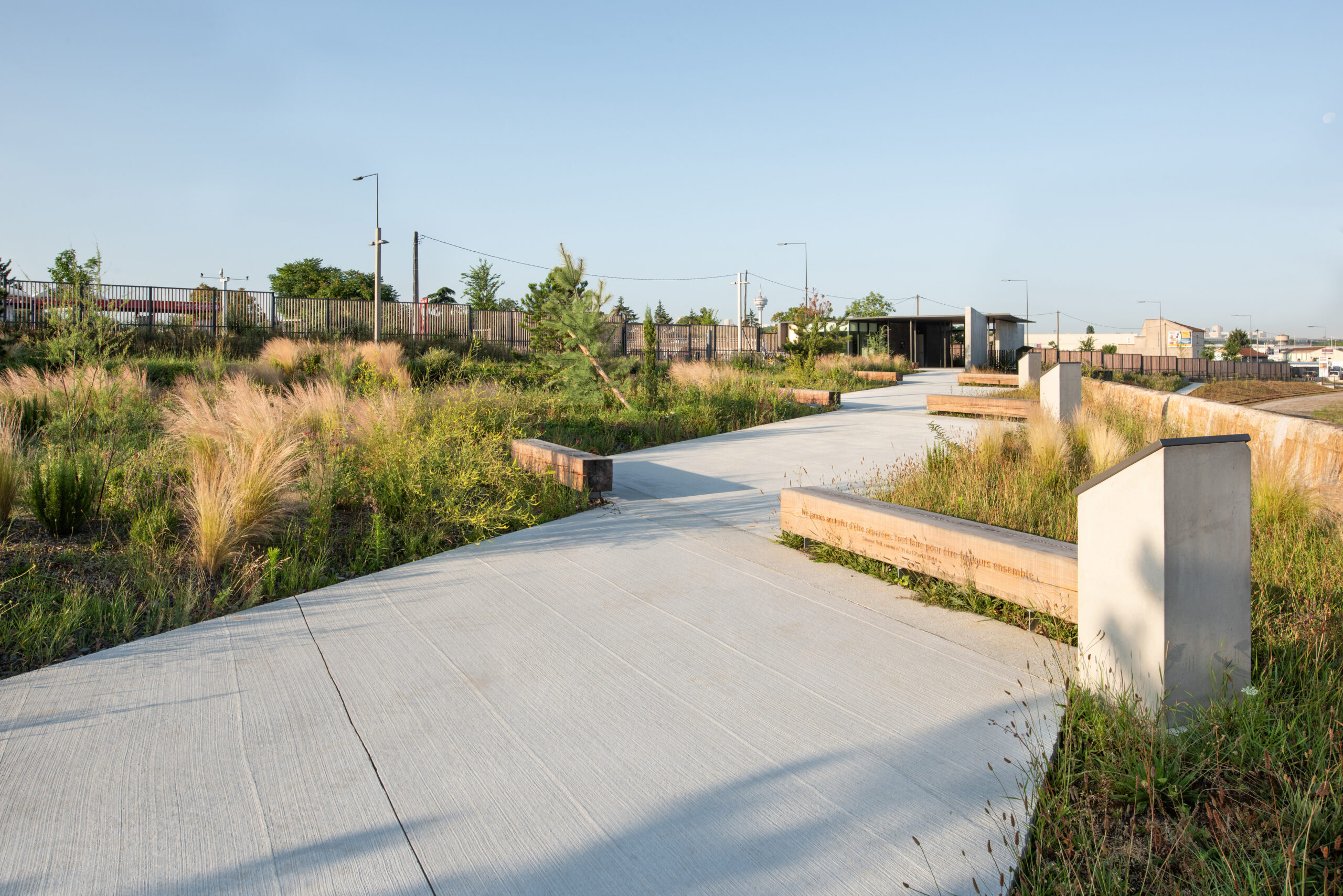 Sterk contrast tussen materiaal en beplanting. Beeld Karolina Samborska