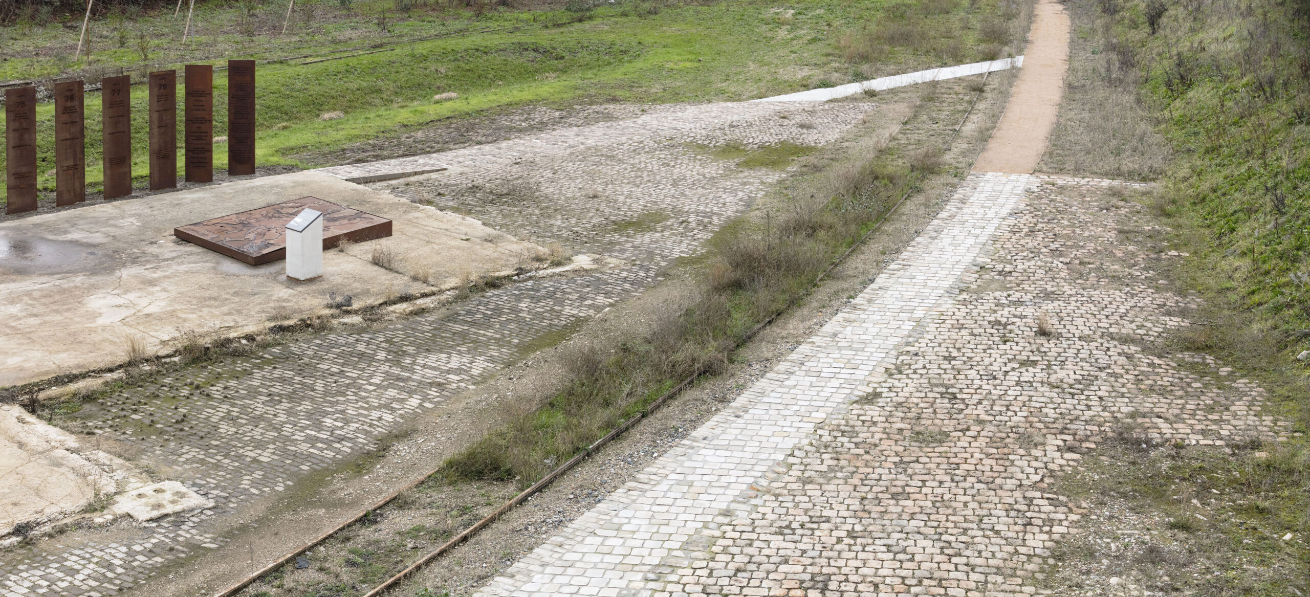 Pad langs rails en de gedenkplek. Beeld Aitor Ortiz