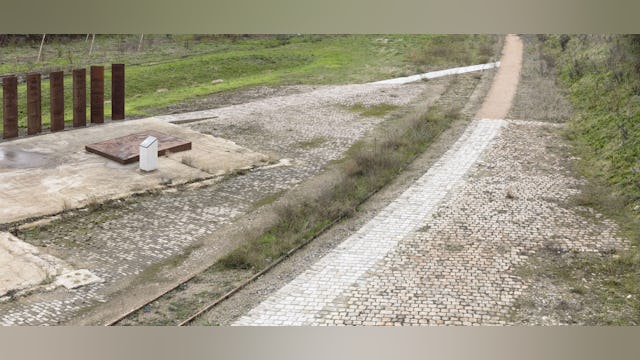 Pad langs rails en de gedenkplek. Beeld Aitor Ortiz