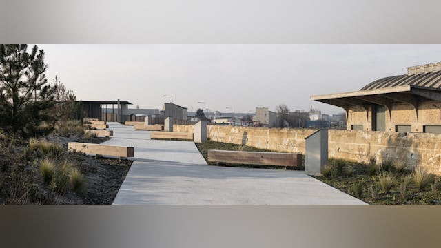 Huidige esplanade met het historische station. Beeld Aitor Ortiz