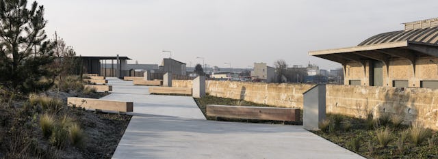 Huidige esplanade met het historische station. Beeld Aitor Ortiz