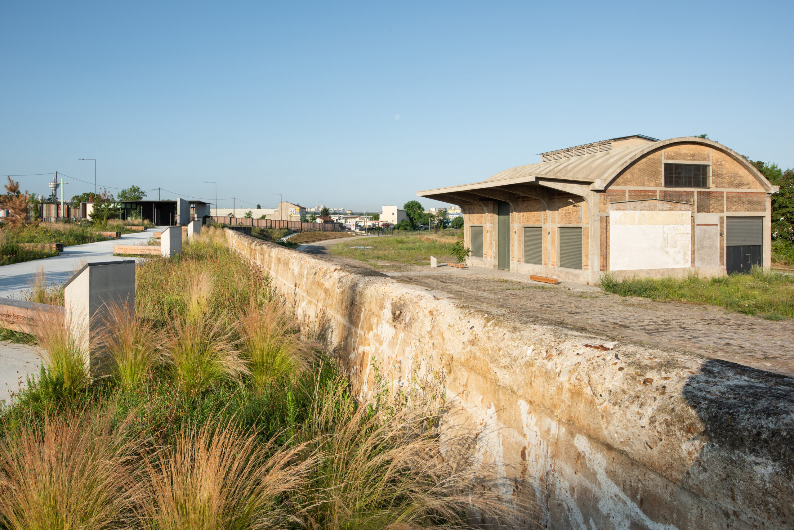 De betonnen muur zorgt voor een hoogteverschil. Beeld  Karolina Samborska