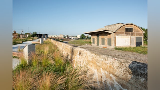 De betonnen muur zorgt voor een hoogteverschil. Beeld Karolina Samborska