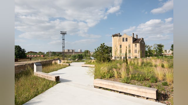 Bankjes met quotes van getuigen en overlevers. Beeld Karolina Samborska