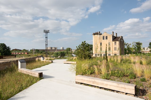 Bankjes met quotes van getuigen en overlevers. Beeld Karolina Samborska