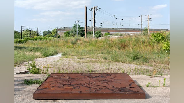 Plaquette met de deportatieroutes. Beeld Karolina Samborska