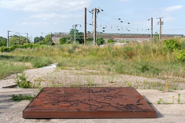 Plaquette met de deportatieroutes. Beeld Karolina Samborska
