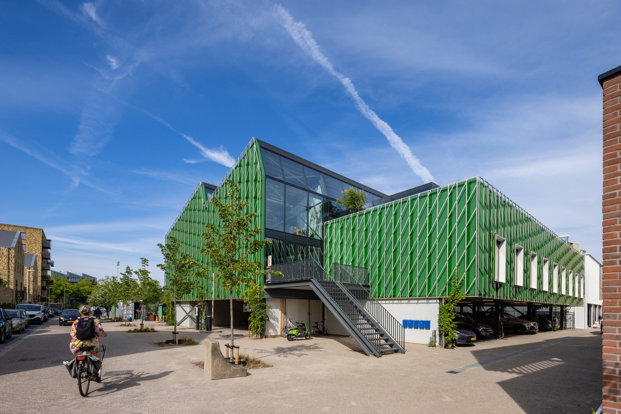 Park NRE is een werkgebouw met opmerkelijke groene gevels. Onder het bouwvolume bevinden zich de parkeerplaatsen. Beeld Bas Gijselhart 