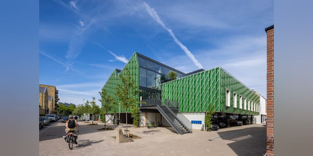 Park NRE is een werkgebouw met opmerkelijke groene gevels. Onder het bouwvolume bevinden zich de parkeerplaatsen. Beeld Bas Gijselhart 