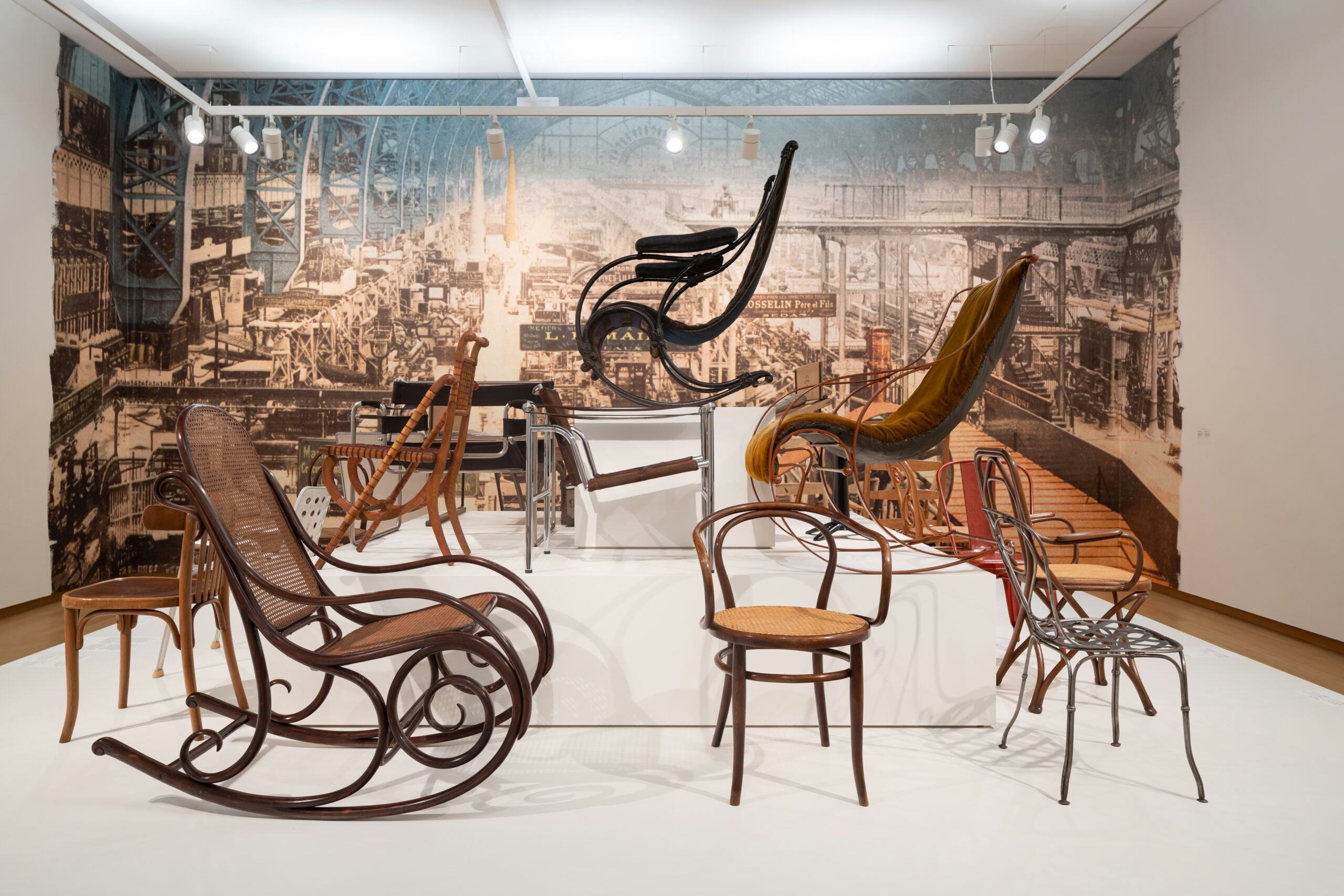 Presentatie van o.a. Thonet stoelen in MODERN. Beeld Stedelijk Museum Amsterdam.