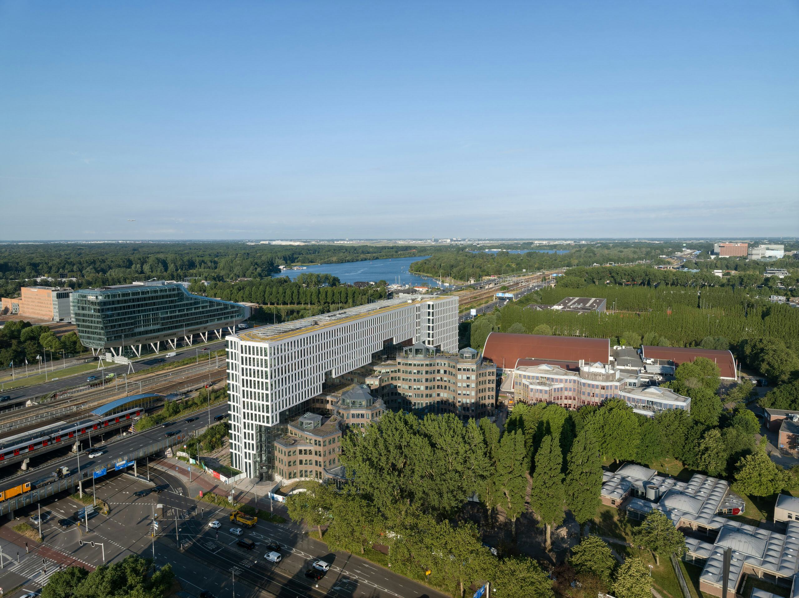 Tripolis park ligt direct aan de ringweg van Amsterdam. Rechts het Burgerweesthuis van Aldo van Eyck. Beeld Ossip van Duivenbode
