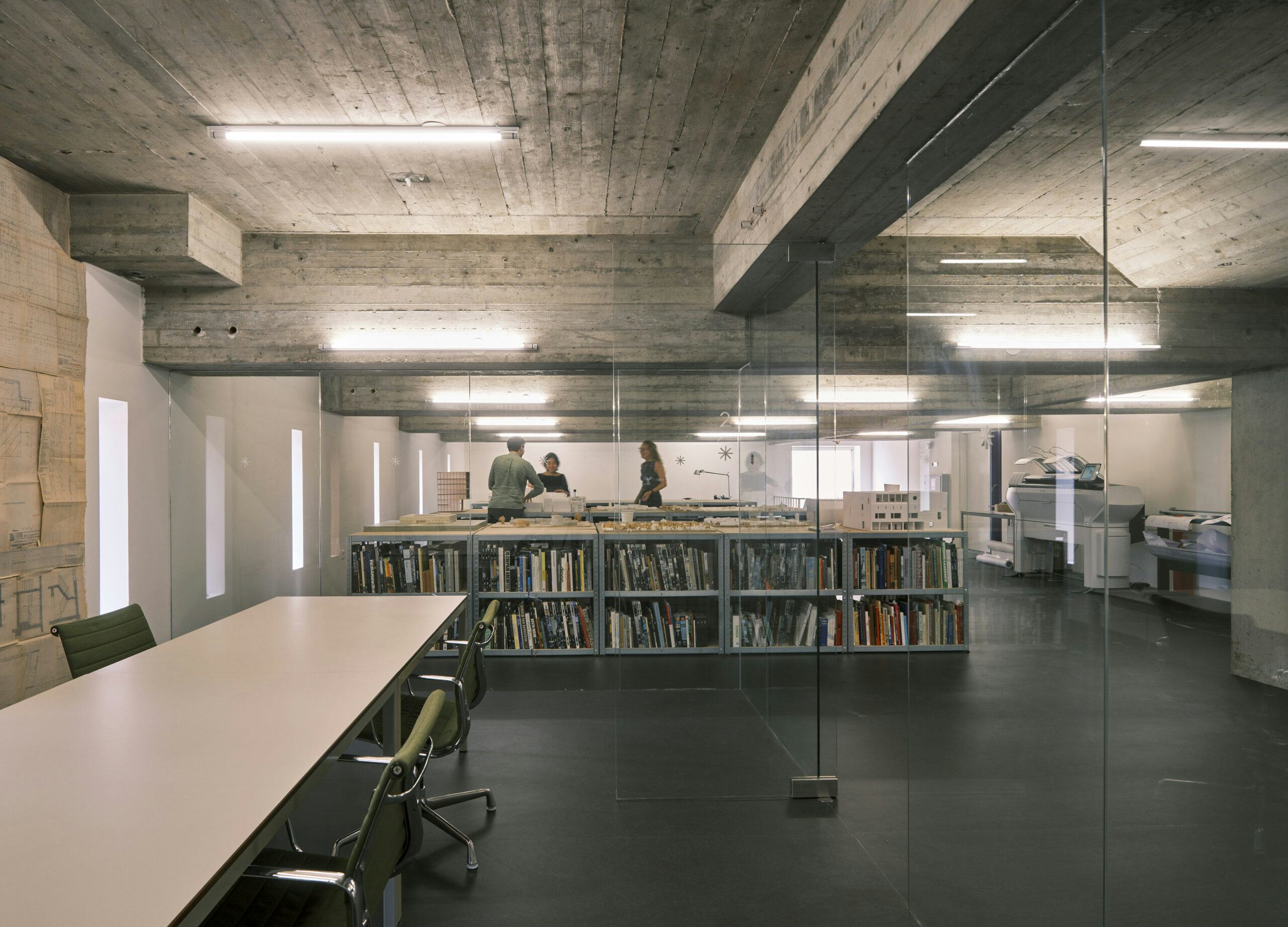 Het archief en een vergaderruimte in het nieuwe kantoor van Bedaux de Brouwer. Beeld René de Wit