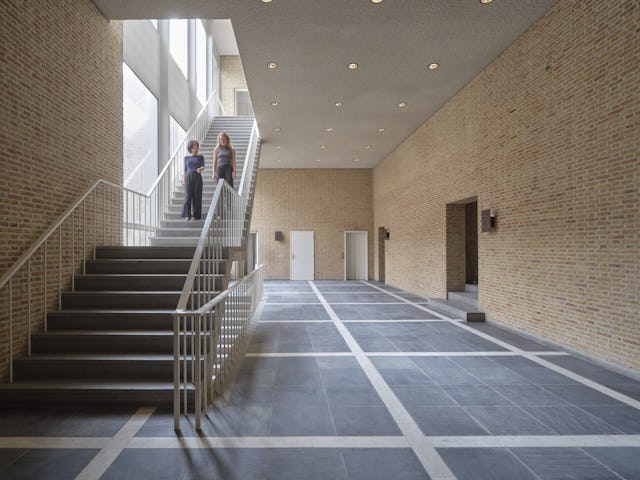De centrale hal in het nieuwe kantoor van Bedaux de Brouwer in Tilburg. Beeld René de Wit.