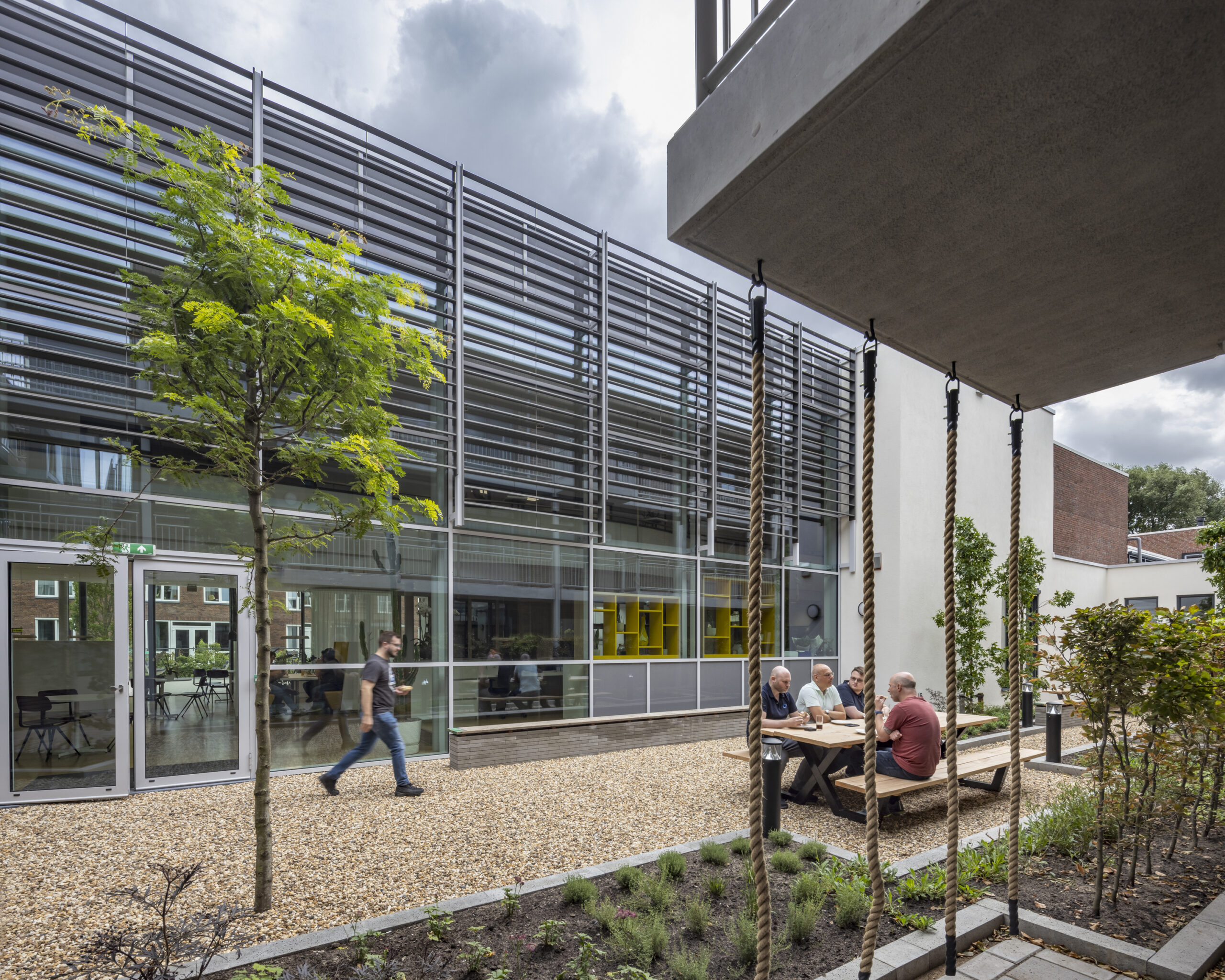 Tech Campus 'De School', Roelofarendsveen, hergebruik, transformatie, school, kantoor verzamelgebouw, VRP architecten