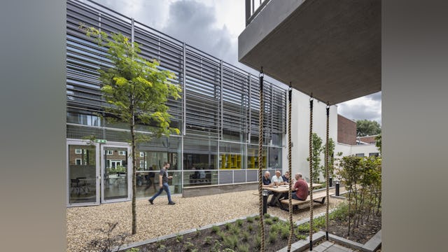 Tech Campus 'De School', Roelofarendsveen, hergebruik, transformatie, school, kantoor verzamelgebouw, VRP architecten