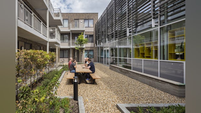 Tech Campus 'De School', Roelofarendsveen, hergebruik, transformatie, school, kantoor verzamelgebouw, VRP architecten