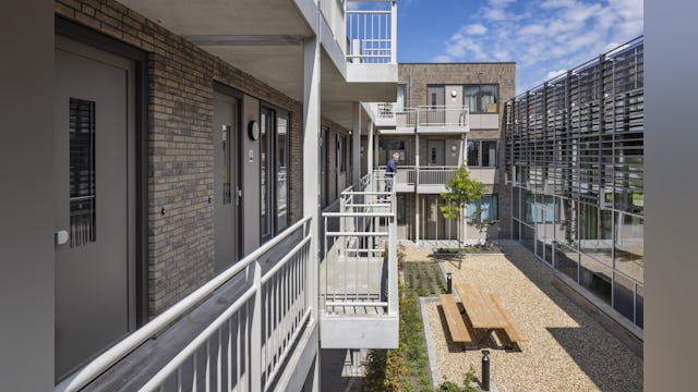 Tech Campus 'De School', Roelofarendsveen, hergebruik, transformatie, school, kantoor verzamelgebouw, VRP architecten