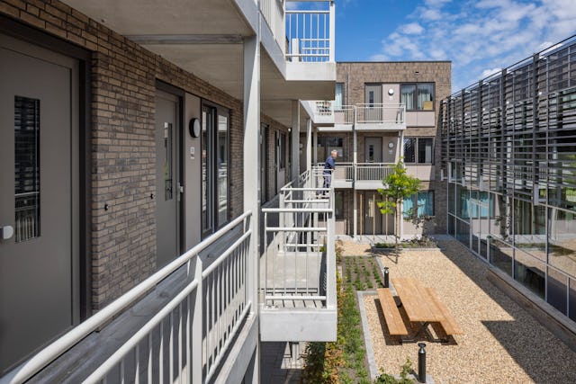 Tech Campus 'De School', Roelofarendsveen, hergebruik, transformatie, school, kantoor verzamelgebouw, VRP architecten