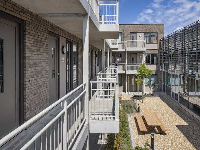 Tech Campus 'De School', Roelofarendsveen, hergebruik, transformatie, school, kantoor verzamelgebouw, VRP architecten