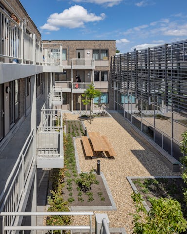 Tech Campus 'De School', Roelofarendsveen, hergebruik, transformatie, school, kantoor verzamelgebouw, VRP architecten