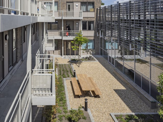 Tech Campus 'De School', Roelofarendsveen, hergebruik, transformatie, school, kantoor verzamelgebouw, VRP architecten