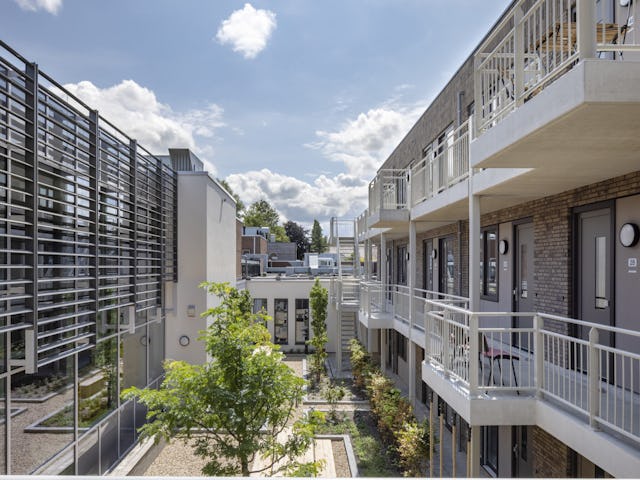 Tech Campus 'De School', Roelofarendsveen, hergebruik, transformatie, school, kantoor verzamelgebouw, VRP architecten