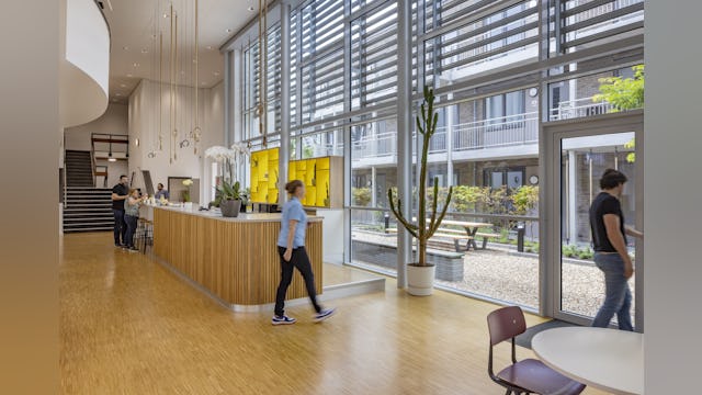 Tech Campus 'De School', Roelofarendsveen, hergebruik, transformatie, school, kantoor verzamelgebouw, VRP architecten