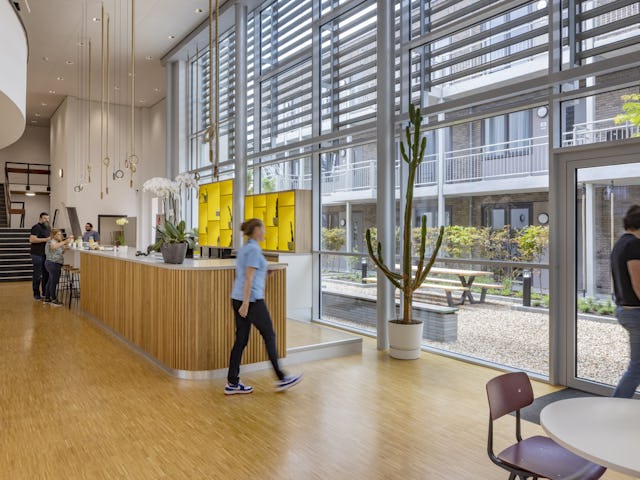 Tech Campus 'De School', Roelofarendsveen, hergebruik, transformatie, school, kantoor verzamelgebouw, VRP architecten