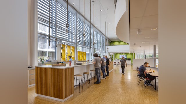 Tech Campus 'De School', Roelofarendsveen, hergebruik, transformatie, school, kantoor verzamelgebouw, VRP architecten