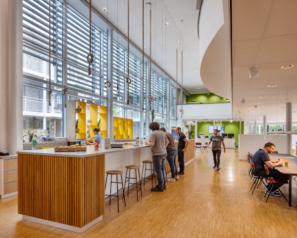 Tech Campus 'De School', Roelofarendsveen, hergebruik, transformatie, school, kantoor verzamelgebouw, VRP architecten