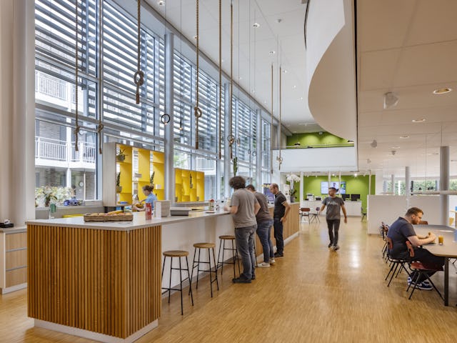 Tech Campus 'De School', Roelofarendsveen, hergebruik, transformatie, school, kantoor verzamelgebouw, VRP architecten