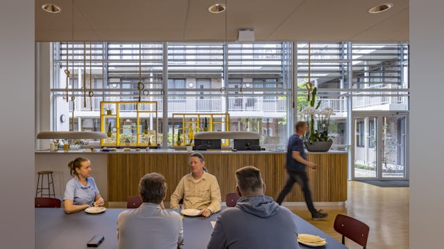 Tech Campus 'De School', Roelofarendsveen, hergebruik, transformatie, school, kantoor verzamelgebouw, VRP architecten