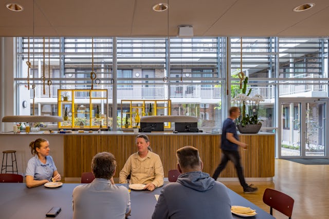 Tech Campus 'De School', Roelofarendsveen, hergebruik, transformatie, school, kantoor verzamelgebouw, VRP architecten