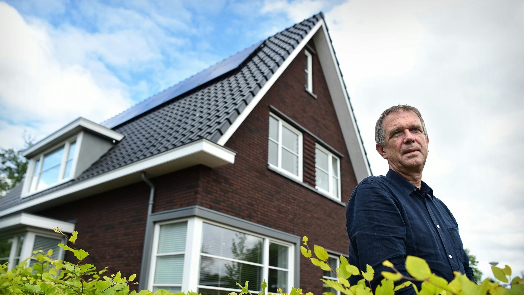 Peter Boelhouwer schreef mee aan de woningmarktplannen van Pieter Omtzigt. Hier staat hij voor zijn woning. Beeld Marcel van den Bergh