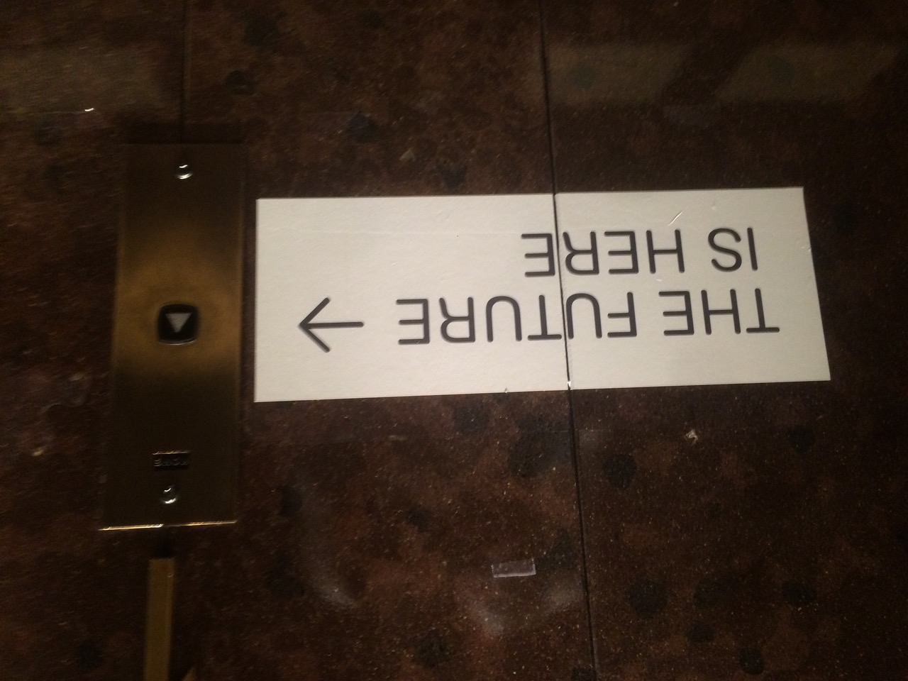 Bordje in een van de WTC-torens in Brussel. Foto Lietje Bauwens en Wouter De Raeve