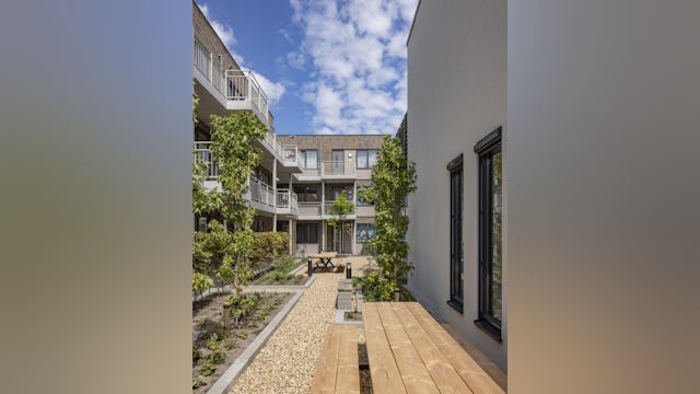 Tech Campus 'De School', Roelofarendsveen, hergebruik, transformatie, school, kantoor verzamelgebouw, VRP architecten