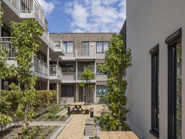 Tech Campus 'De School', Roelofarendsveen, hergebruik, transformatie, school, kantoor verzamelgebouw, VRP architecten