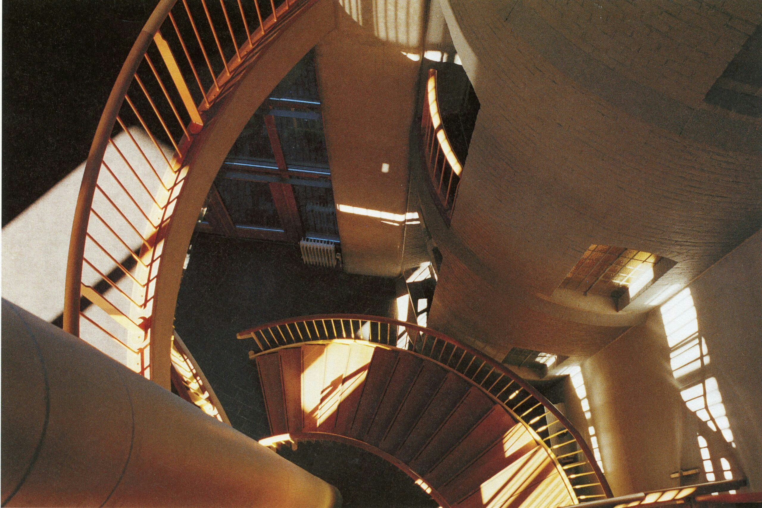 Het centrale trappenhuis van de Algemene Rekenkamer in Den Haag. Ontwerp Aldo van Eyck. Beeld Francis Strauven