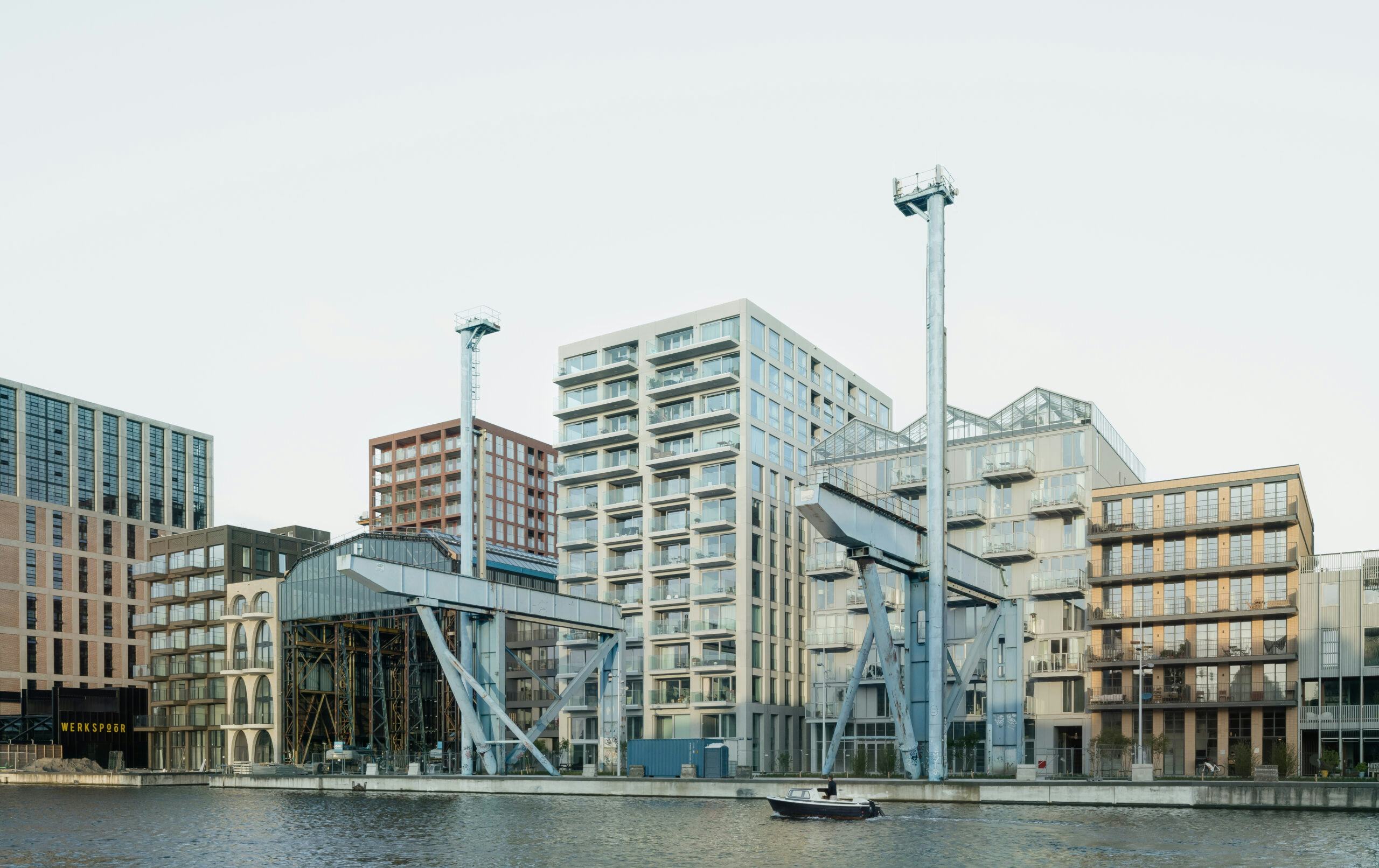 Woontoren de Draaier op Oostenburg, Amsterdam. Beeld Stijn Bollaert