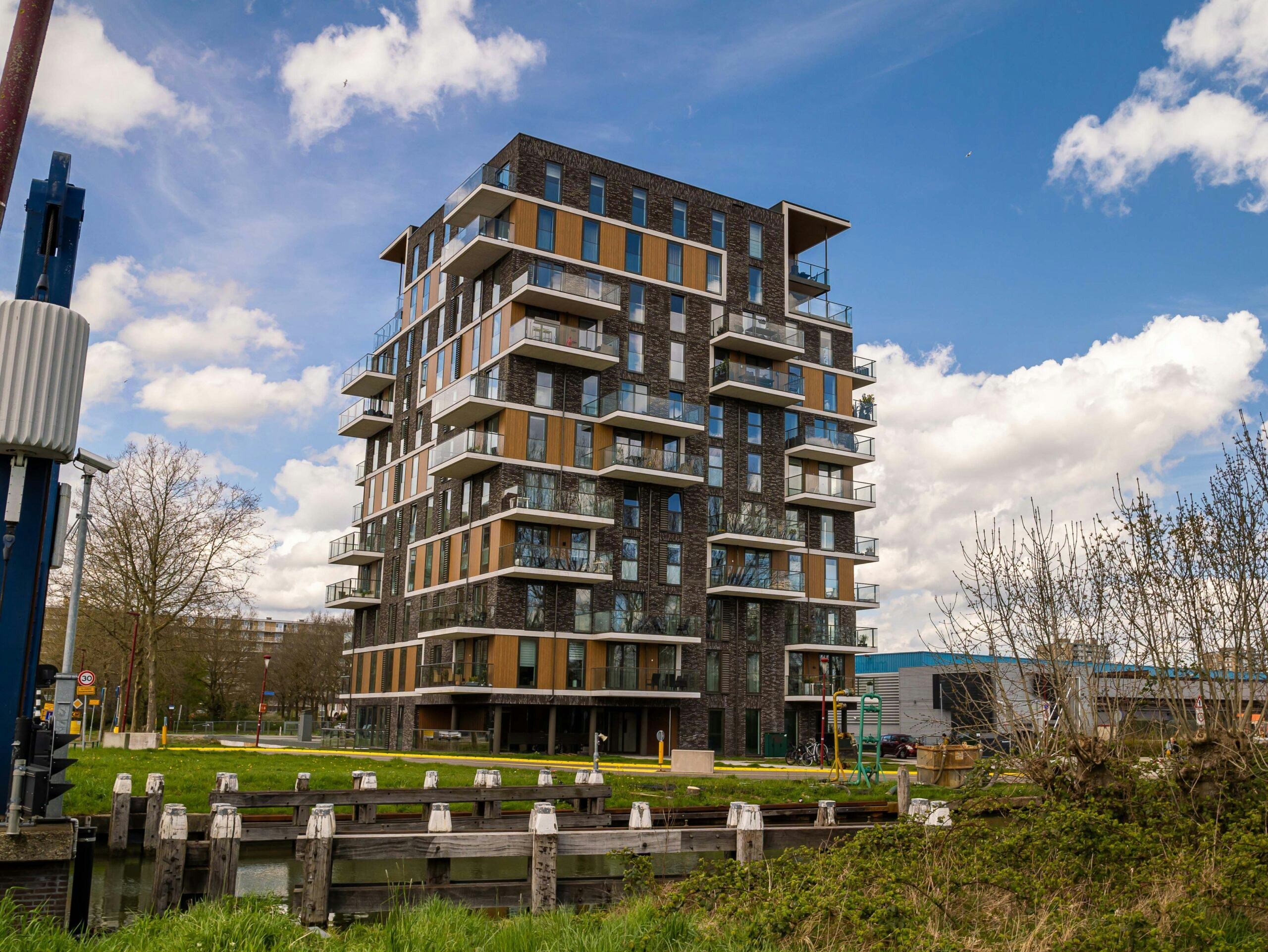De architect zocht voor deze woontoren in Nieuwegein een oplossing om intensief te kunnen ventileren zonder geluidsoverlast te veroorzaken. 