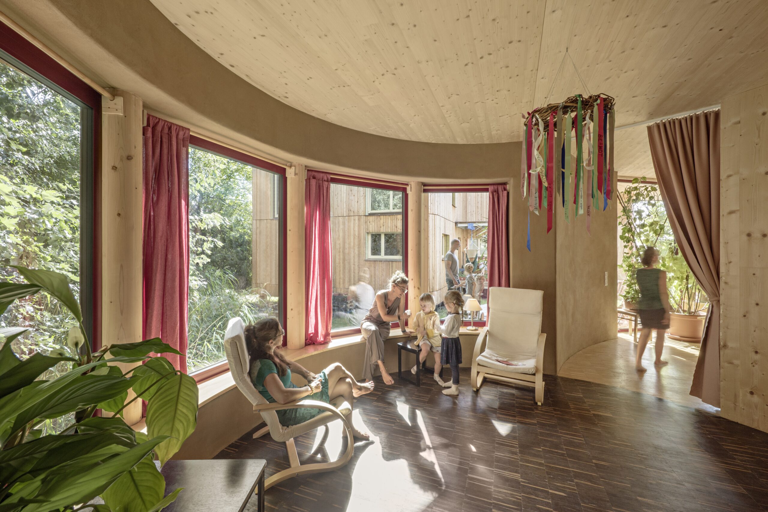 Woonproject Auenweide in Oostenrijk. Een dorpsstructuur met veel diversiteit in bewoners en woningtypologieën, gerealiseerd met een coöperatieve financiering. Beeld Hertha Hurnaus