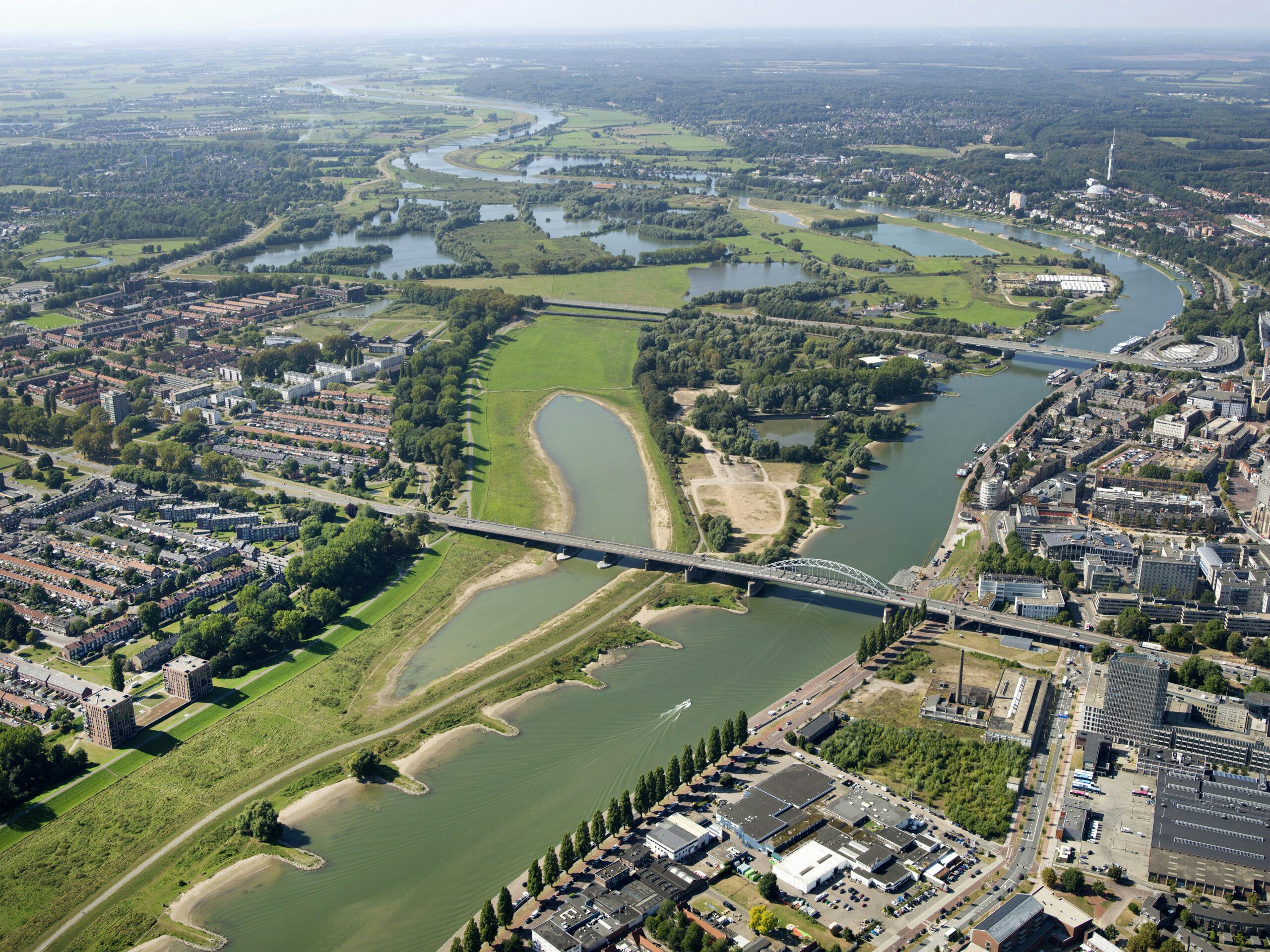 Overzicht van Meinerswijk in Arnhem, met Stadsblokken ingeklemd tussen de twee bruggen en het natuurgebied op de achtergrond. Beeld Buroharro
