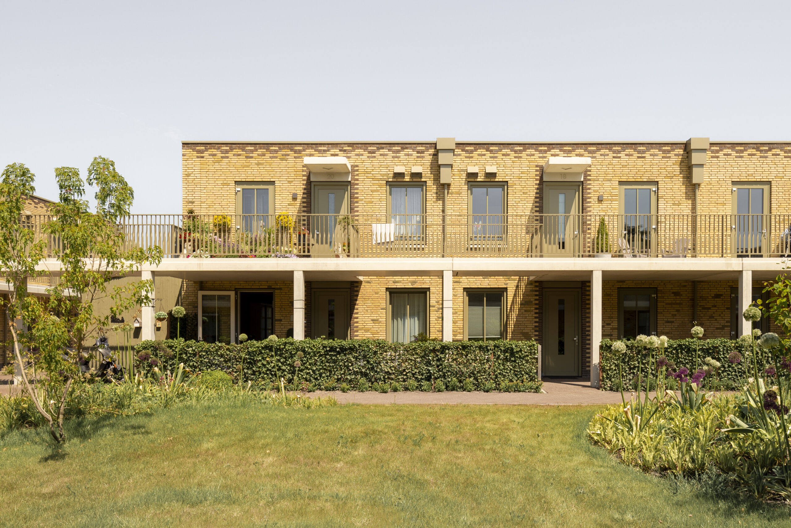 Besloten binnentuin, met aan de galerij extra diepte voor een buitenruimte. Foto Loes van Duijvendijk.