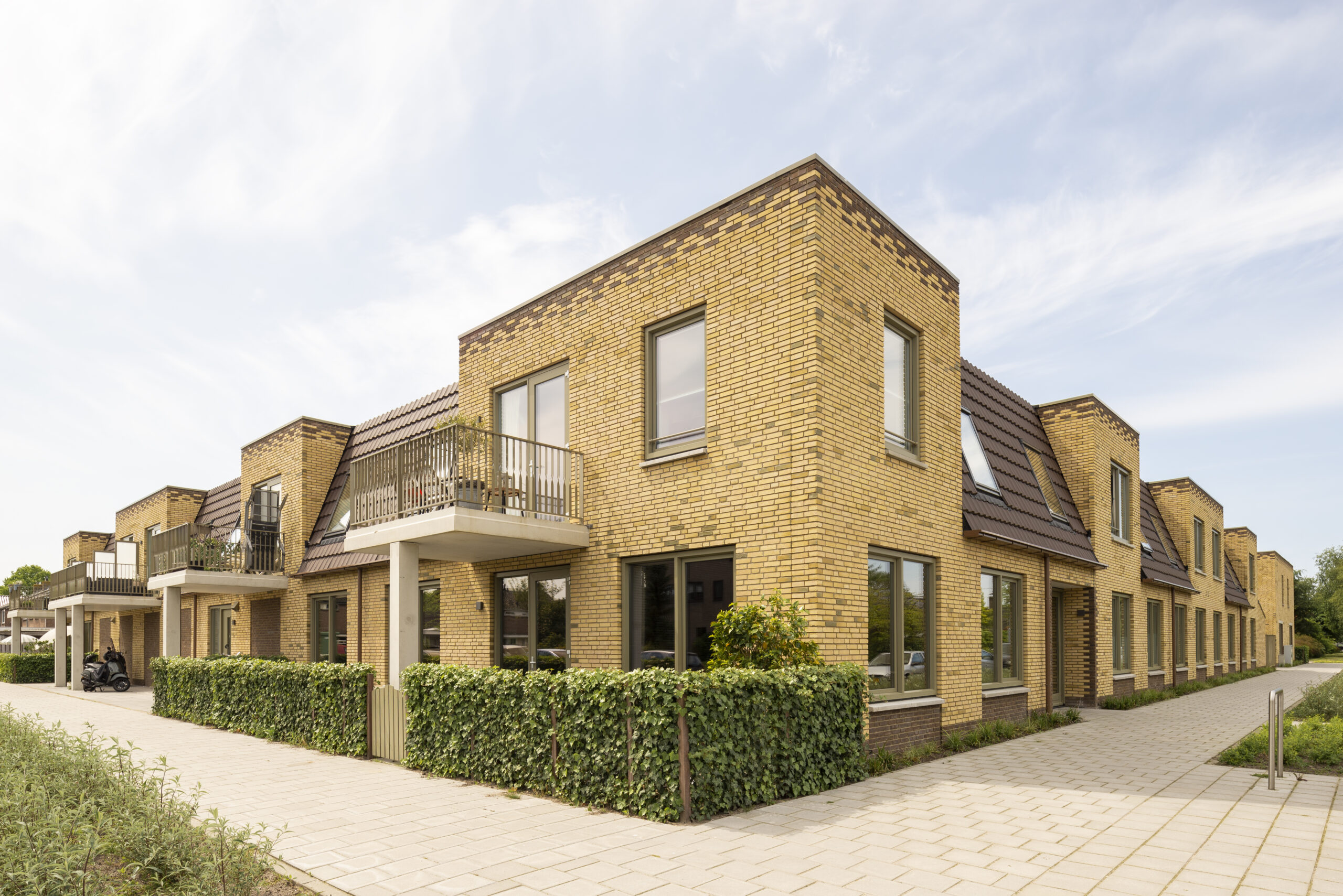 Buitengevel van het blok met het baksteen borduurwerk en balkons op het zuiden. Foto Loes van Duijvendijk.