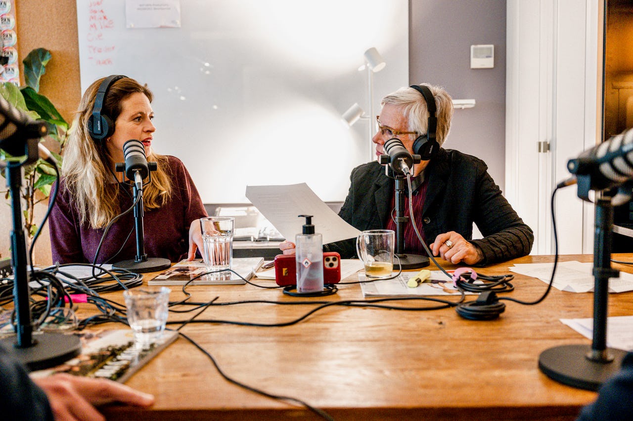 Merel Pit en Tracy Metz tijdens een podcastopname van 'Merel en Tracy praten door'. Beeld Amy van Leiden