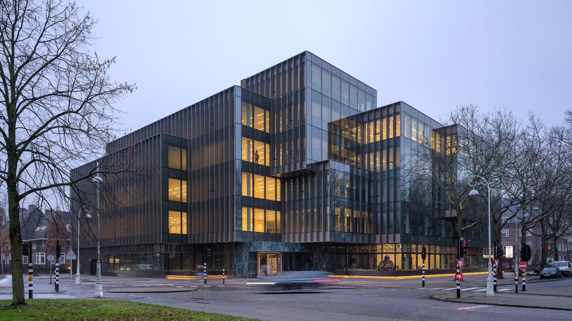 Kantoorgebouw door OMA aan de Apollolaan in Amsterdam Zuid. Beeld Ossip van Duivenbode