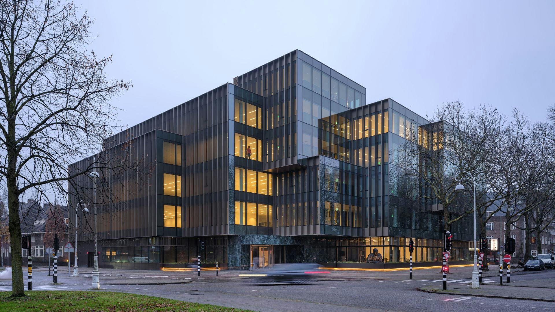 Kantoorgebouw door OMA aan de Apollolaan in Amsterdam Zuid. Beeld Ossip van Duivenbode