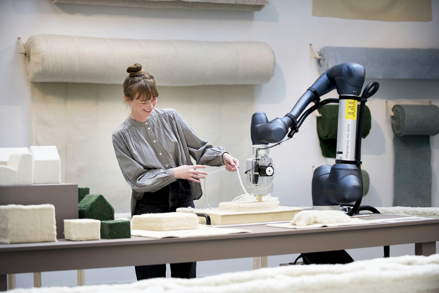 De robot van Christien Meindertsma werkt als een 3D-printer om laagjes wol op te bouwen. Beeld Christien Meindertsma 
